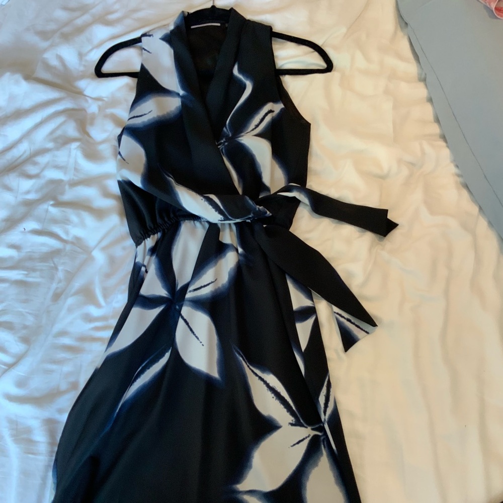 Tahari  V-Neck Sleeveless dress SZ 6